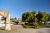 Evora - Giardino di Diana con la cattedrale e il tempio romano sullo sfondo. 